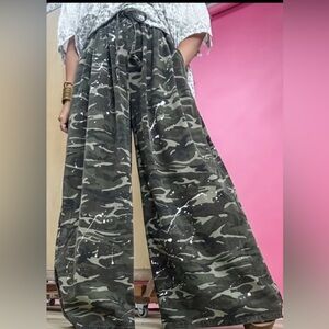 NWOT Blue Velvet Camo Paint Splattered Wide Leg Pants Sz M/L